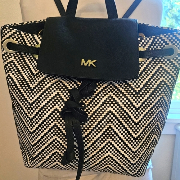 MICHAEL KORS Junie Chevron Navy & White Backpack Leather Medium Beautiful EUC - Picture 1 of 9